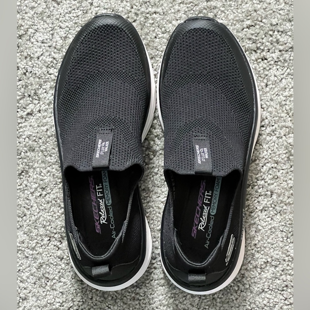 Women’s sketchers size 8